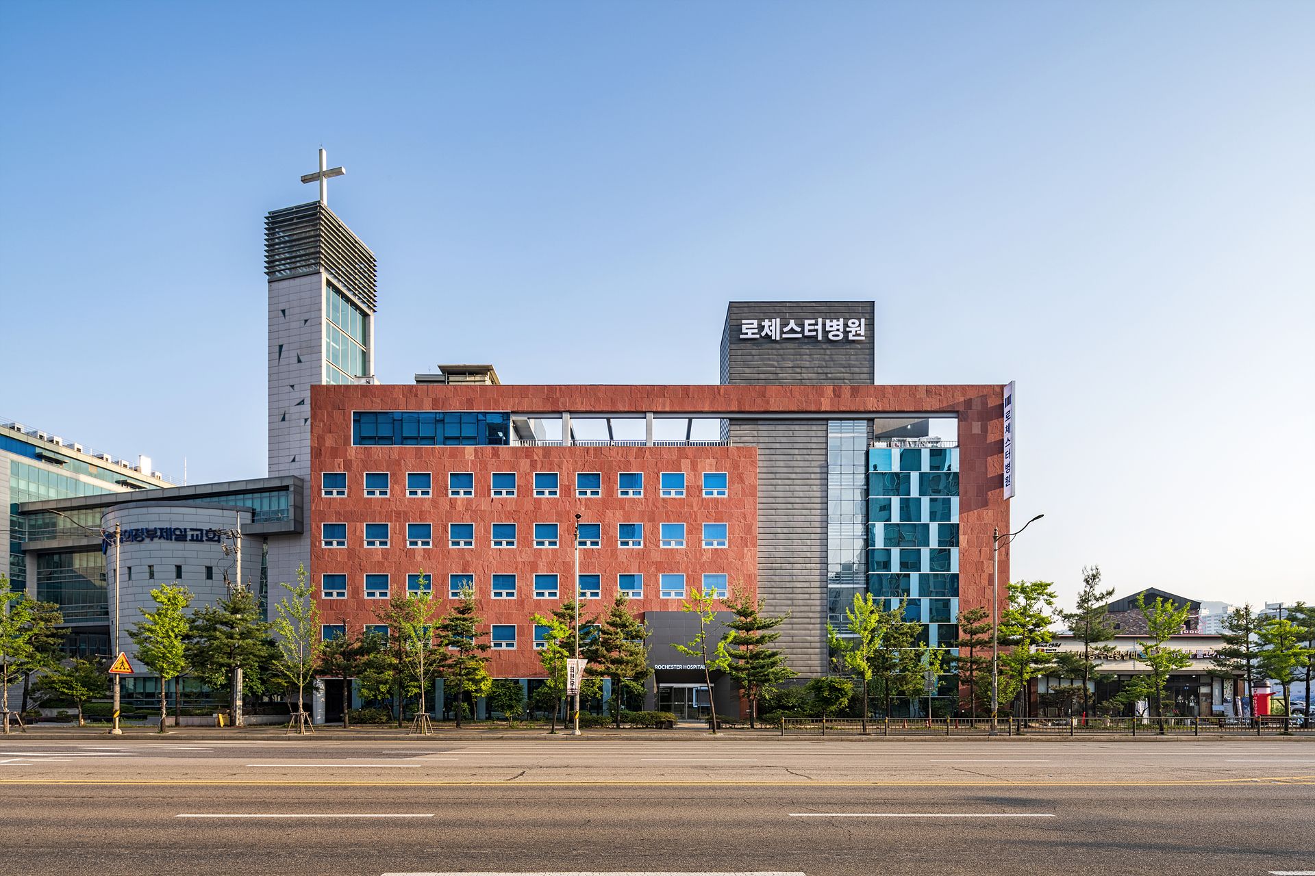 의정부 병원 리모델링 샌드스톤 외관과 시스템 창호 전경