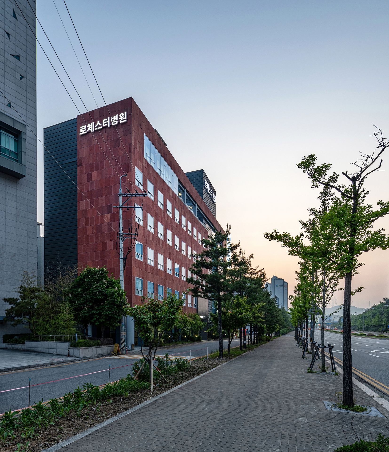 의정부 병원 리모델링 측면 외관과 가로수길